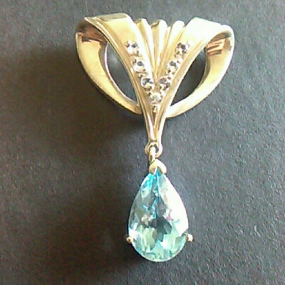 Jewelry - Blue topaz pendant